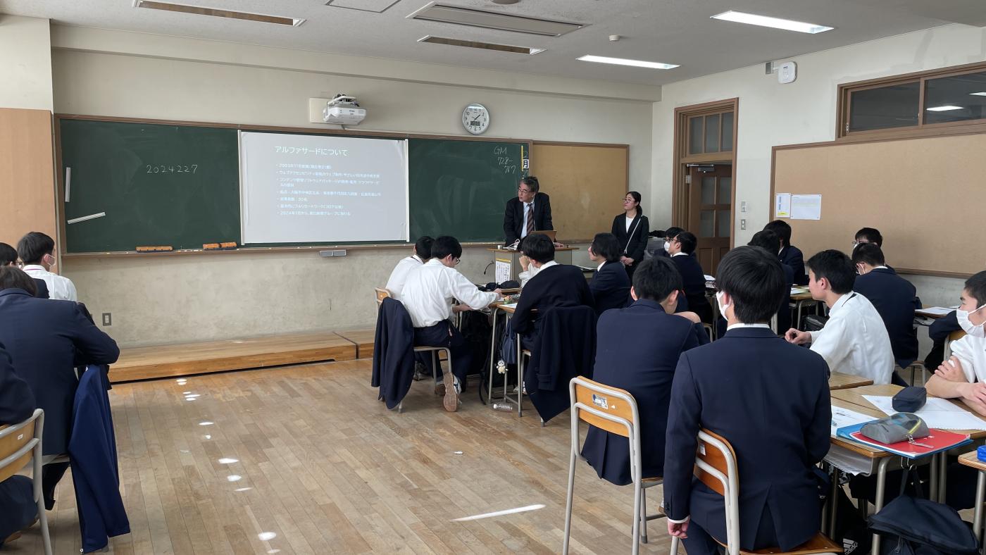 高校の教室生徒を前に話す野田純生